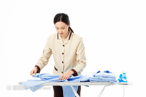 專業(yè)家政服務(wù) 女性家政員熨燙衣服與保潔服務(wù)的全方位解析
